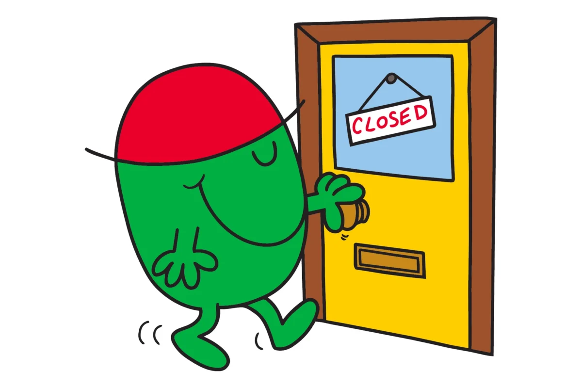 Un Monsieur vert à la casquette rouge ouvre une porte marquée « Closed » en marchant les yeux fermés